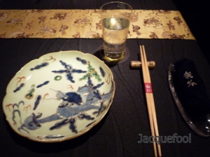 今年改裝過後的龍吟，牆上和桌上擺飾都非常「龍」！比較有趣的是筷子採中式直擺，而非傳統日式的橫置。